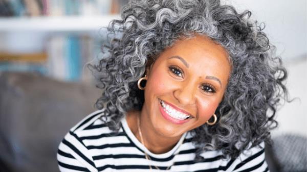 根据发型师的建议，灰色卷发的4种最佳发型