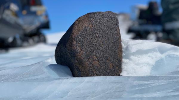 在南极洲发现罕见的17磅重的陨石