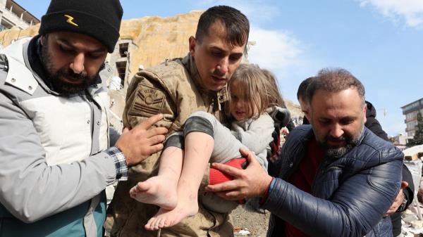 土耳其和叙利亚寻找幸存者，地震死亡人数超过7000人